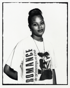 108350 Portret van een jonge vrouw met een t-shirt met de opdruk romance de printemp et d'été .